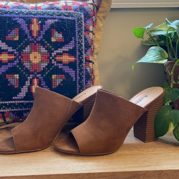 Heels - Picture 2 of 4